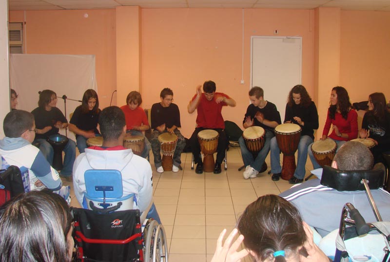 Concert de l'atelier percussions à Caderousse le 21/11/2007 avec les enfants handicapés de l'IME-APEI d'Orange.