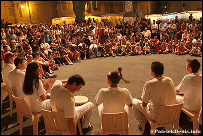 Le CKPM au Festival Font'Arts 2009, dans les jardins de la mairie de Pernes-les-Fontaines.