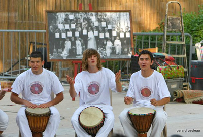 Le CKPM au Festival Font'Arts 2009, dans les jardins de la mairie de Pernes-les-Fontaines.